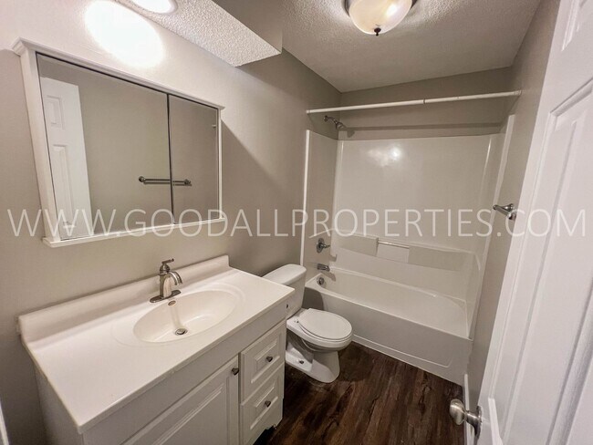 Foto del edificio - 4 Bedroom 2 Bathroom Home in Altoona with a 2-Car detached garage