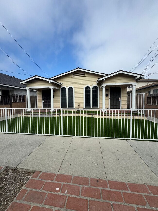 Building Photo - MUST SEE!!