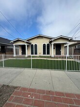 Building Photo - 550-550 W 20th St