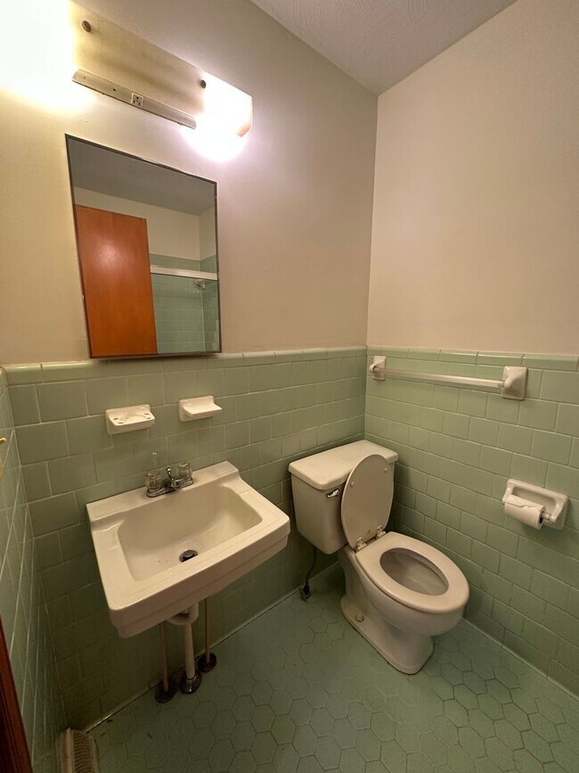 Building Photo - Two bedroom apartment close to Altavista! ...