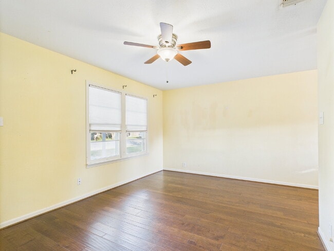 Building Photo - Adorable two-bedroom one-bath !!!!!