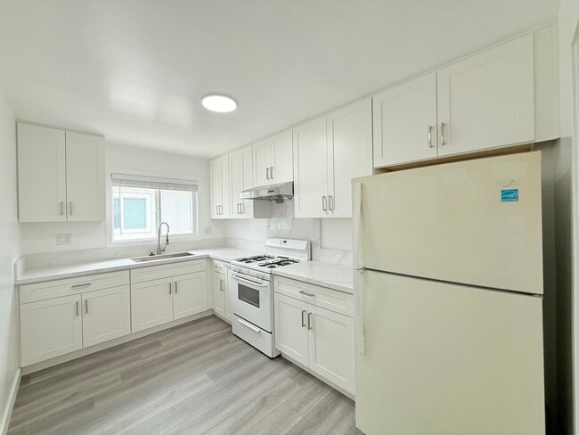 Kitchen - 5332 Rosemead Blvd