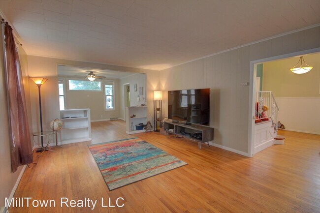 Building Photo - 3 br, 1 bath House - 2730 E Locust St