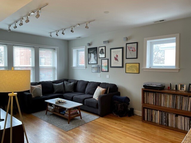 Building Photo - 1511 W Cullom Ave