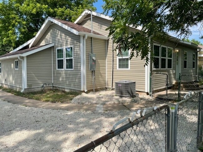 Building Photo - Beautiful 3 Bedroom 2 Bath 2 Living Areas + Detached 1 Car Garage/ Workshop