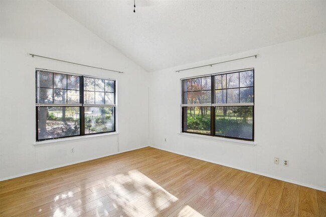 Foto del edificio - 9507 Quail Village Ln