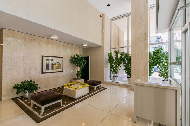 Foto del edificio - 70 W Burton Pl