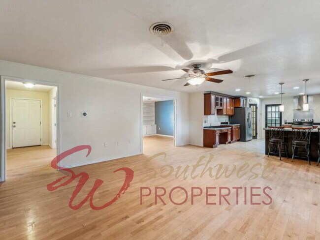 Foto del edificio - 3 Bed / 2 Bath House Steps from TSU Memorial Stadium — Perfect for Roommates!