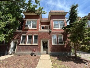 Building Photo - 2552 W Eastwood Ave