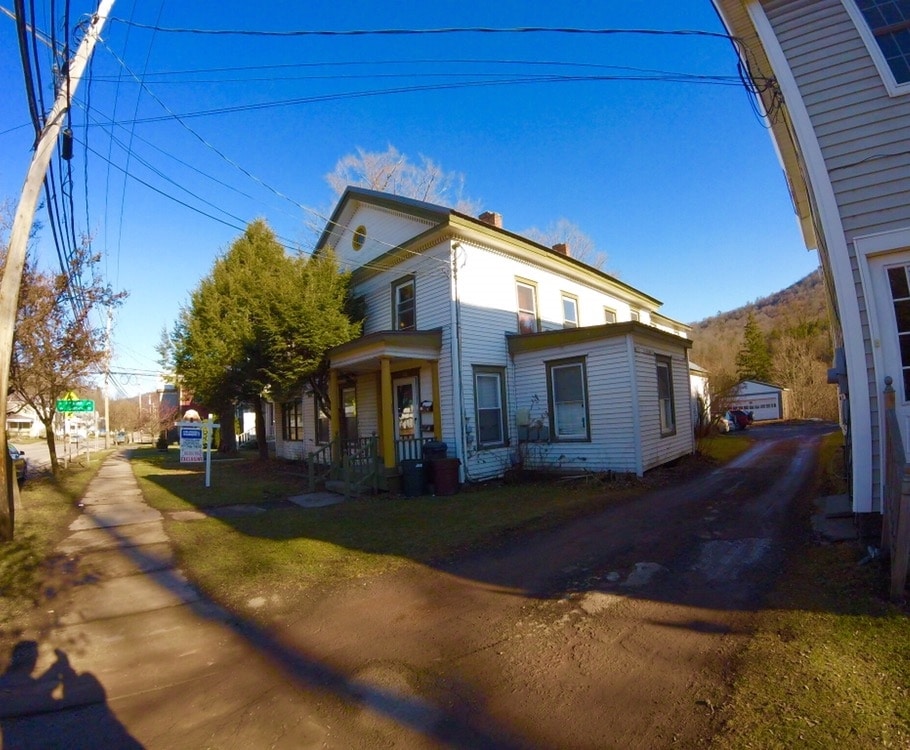 Primary Photo - 143 Main St
