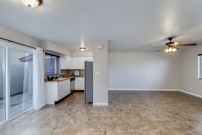 Sala de estar/cocina - 2628 E Orange St.