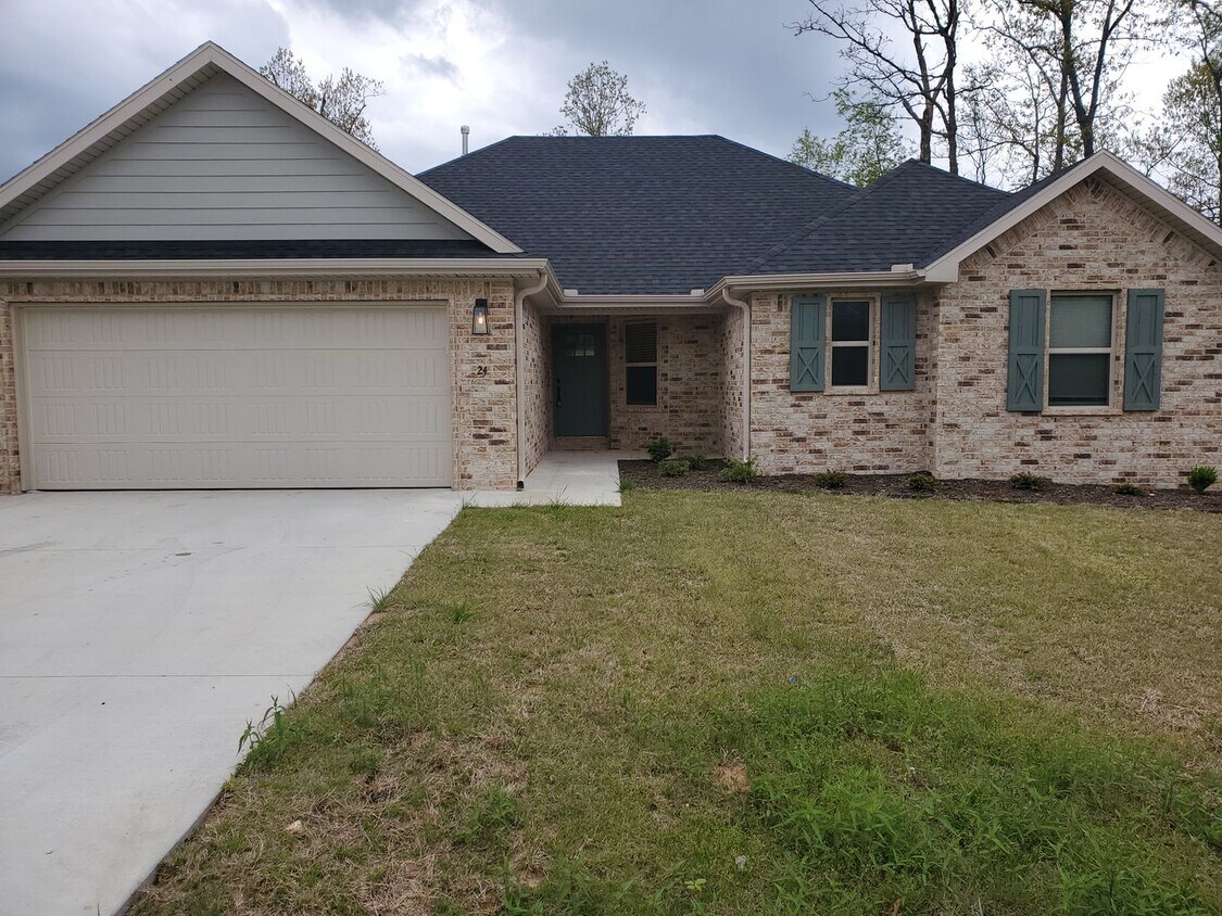 Foto principal - Newer 3 Bedroom with Bonus Room Home now a...