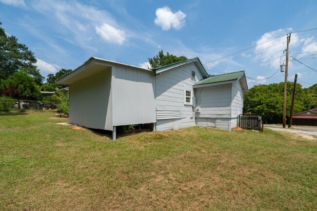 Building Photo - 510 W Lake Dr
