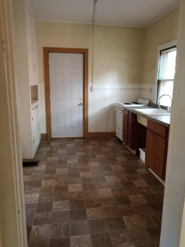 Primary Photo - 1414 Riehl St