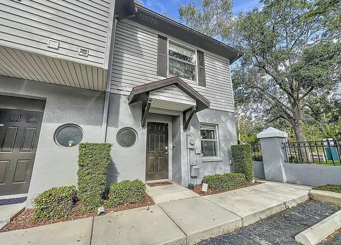 Foto principal - Charming 2-Bedroom, 1 Bathroom Townhome in...