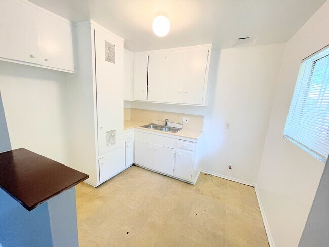 Building Photo - 7427 S Figueroa St