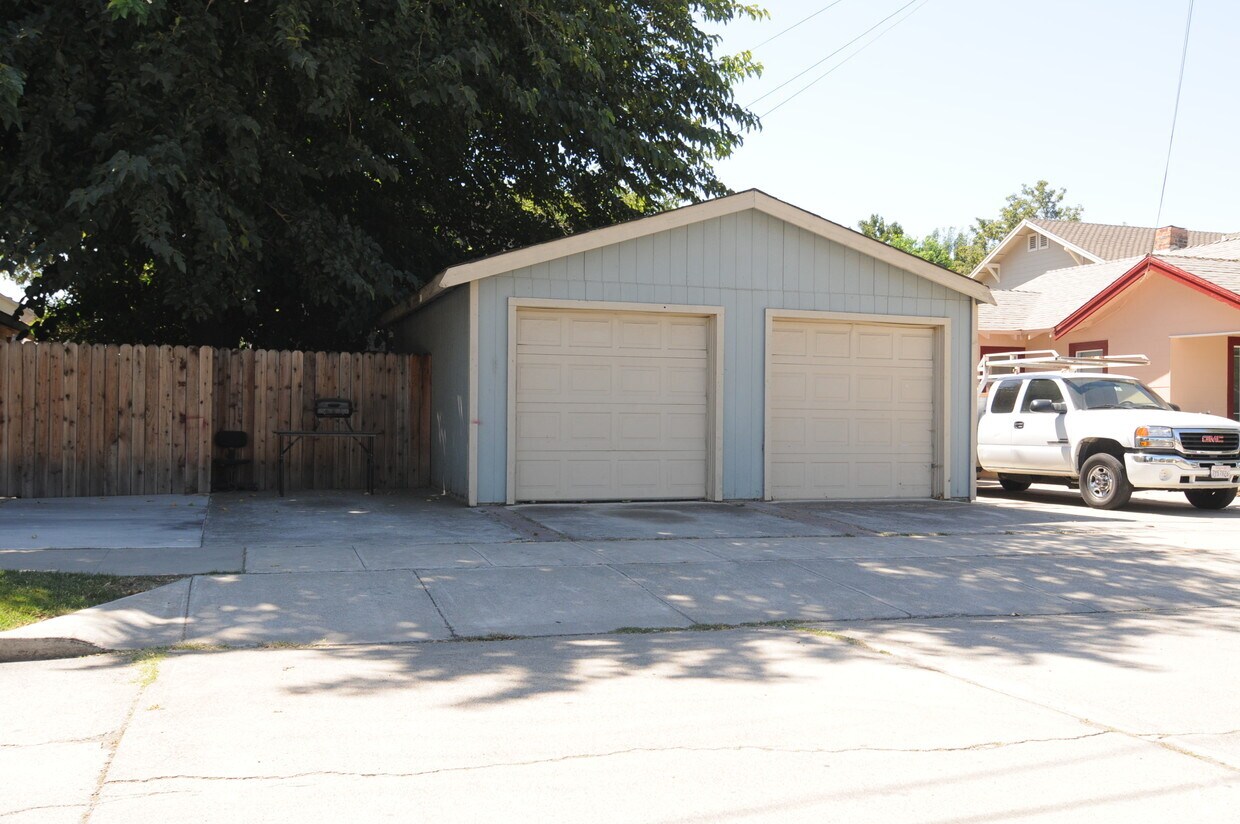 Foto del edificio - 1241-43 45 N Parker Ave