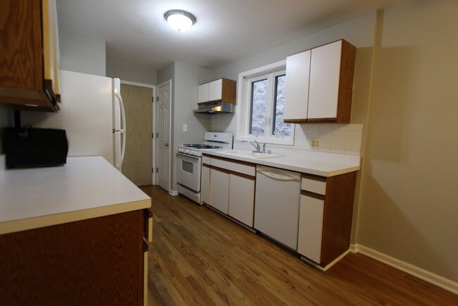 Building Photo - 1078 N Hermitage Ave