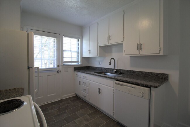 Foto del edificio - April FREE On This 2 Bedroom 1 Bath Duplex In The Waldo Area