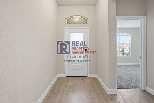 Foto del edificio - Spacious 4 Bedroom Home with Functional Layout