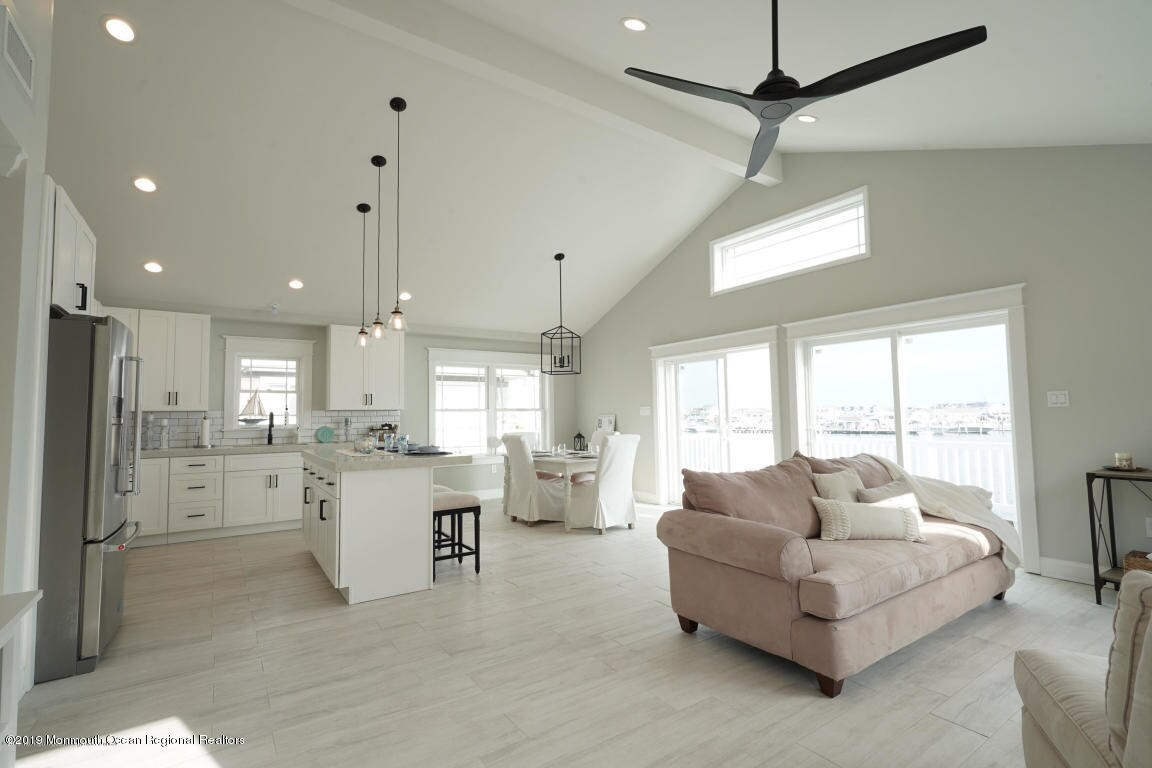 Primary Photo - 313 W Bayview Dr