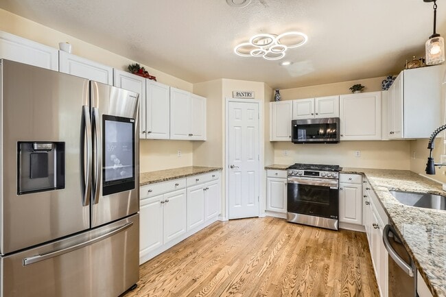 Building Photo - 9698 Burberry Way