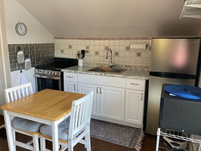 Building Photo - Fully Furnished 1 Bedroom/ 1 Bath near Dow...