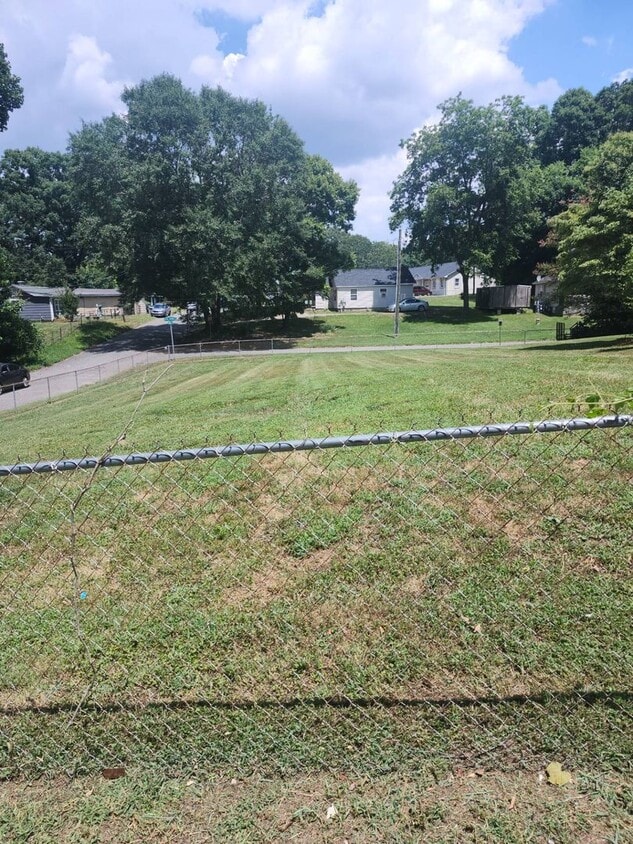 Building Photo - COMING SOON! SPACIOUS 2/1 HOUSE! DEPOSIT-F...