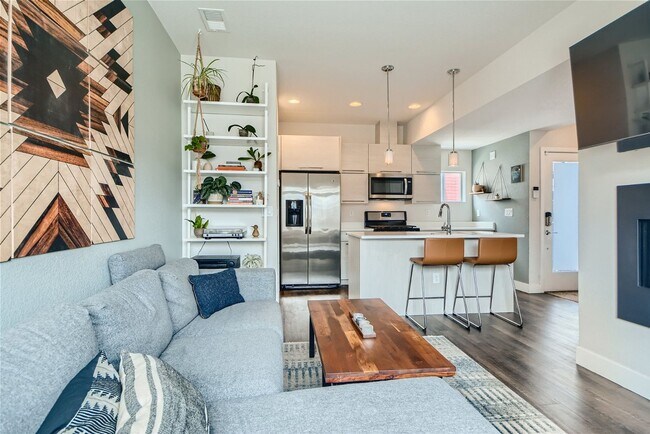 Foto del edificio - Stylish 2-Bed, 2-Bath Townhome in Westline...