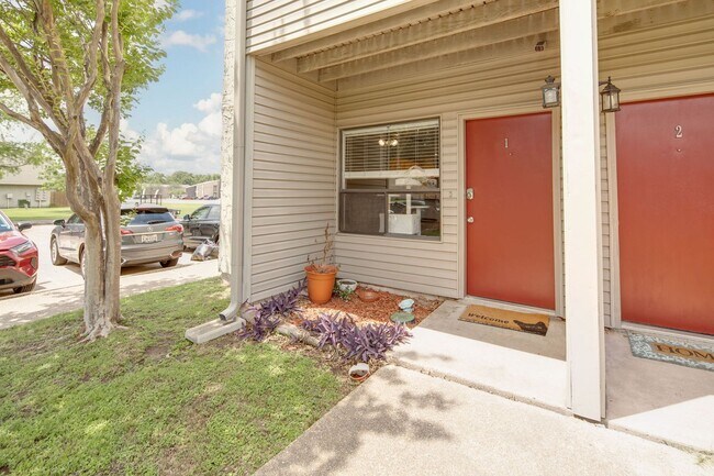 Foto del edificio - JUNE MOVE IN!  2 Bedroom 1.5 Bathroom Townhome On Bus Route!