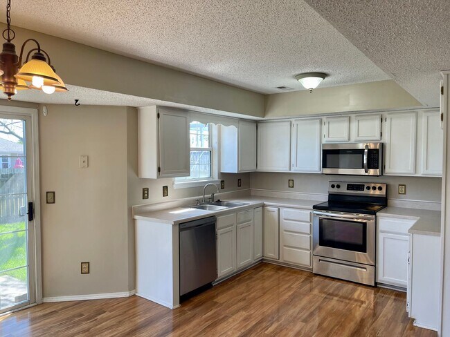 Foto del edificio - Beautiful 2 story, 5 bedroom, 3 bath home available NOW!