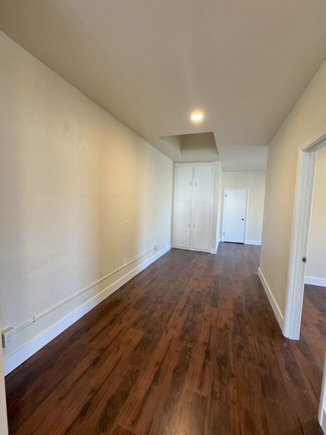 Building Photo - R286A