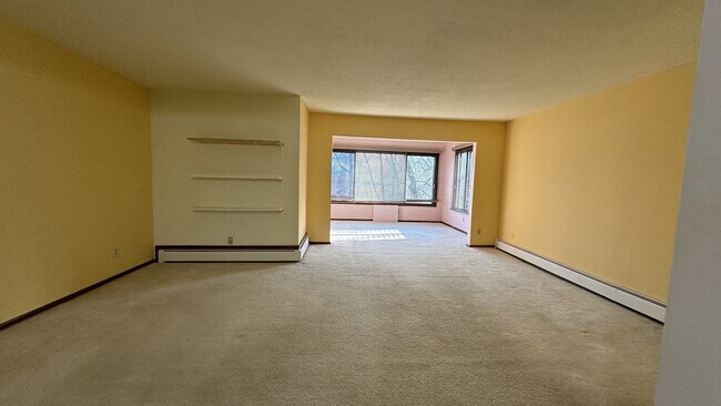 Building Photo - Roseville Condo on Lexington