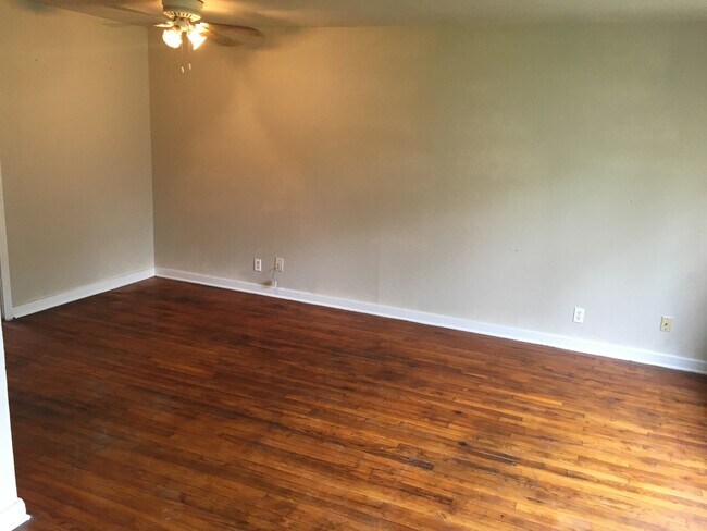 Living Room. - 2011 Magnolia Drive