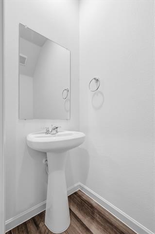 Building Photo - 2106 Mdw Pk Dr