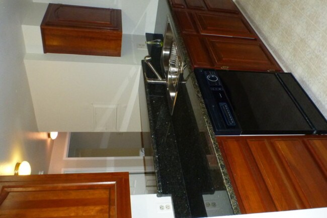 Cocina: Electrodomésticos nuevos / encimeras de granito - 415 S Howes St