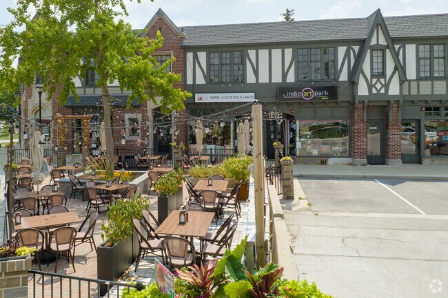 Warrenville has beautiful restaurants that offer outdoor dining.