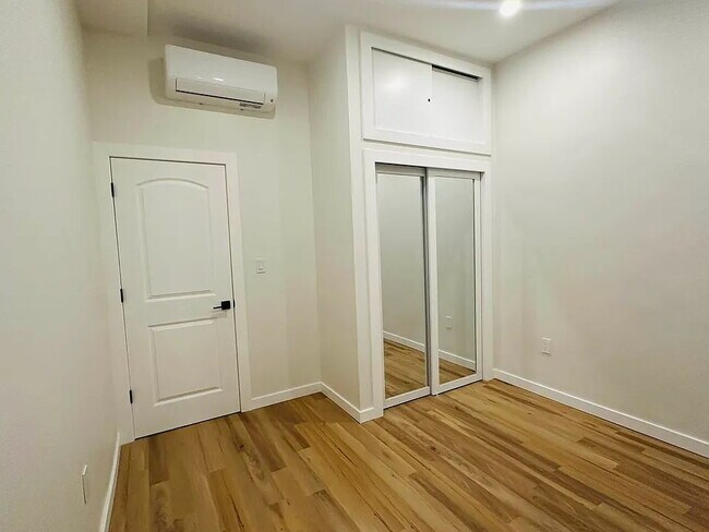 Foto del edificio - Fully Renovated 1-Bedroom in Cypress Hills with Split System Air Conditioning