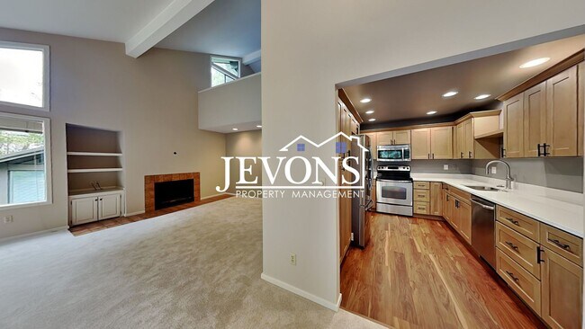 Foto del edificio - Top-floor 2-level condo with brand-new kitchen and ensuite bath – Utilities and internet included...