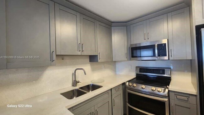 Foto del edificio - 6950 Miami Gardens Dr