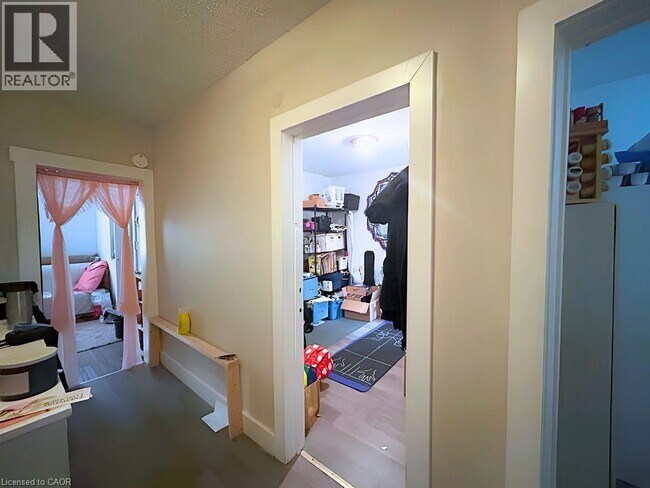 Photo du bâtiment - 9B WENTWORTH Street N Unit# Upper