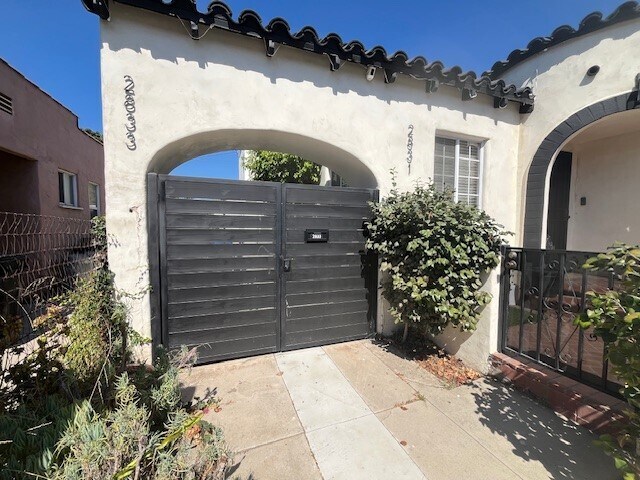 Front Gate - 2831 S Bedford St