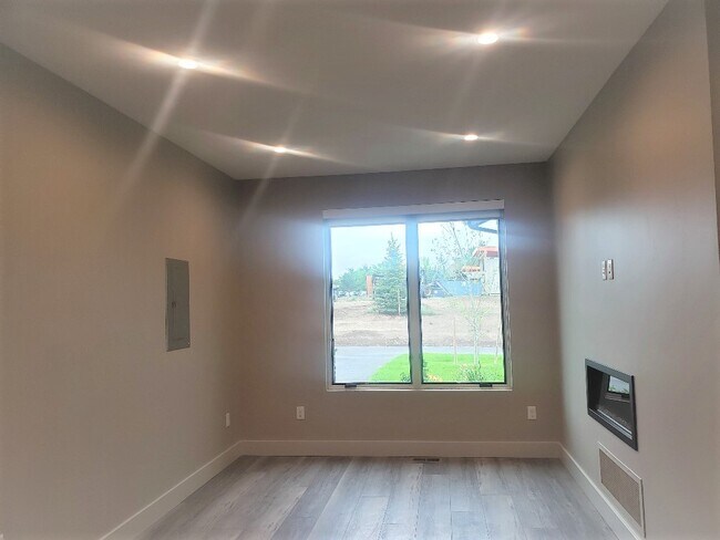 Building Photo - 43 Highnoon Way