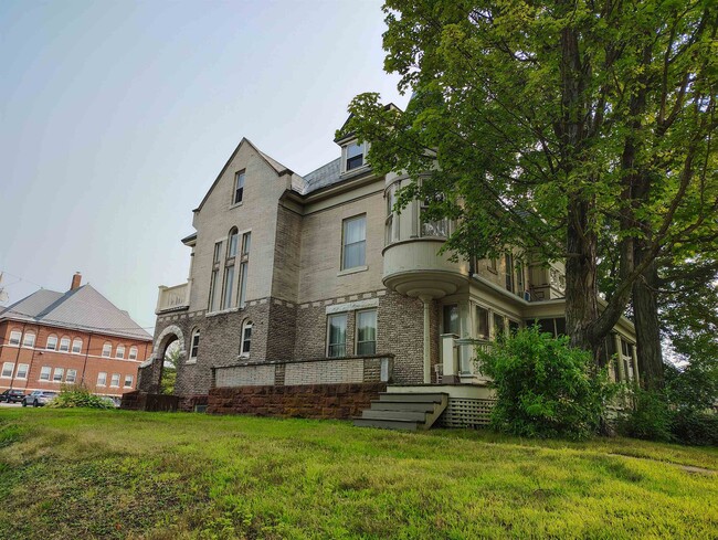 Building Photo - 113 School St