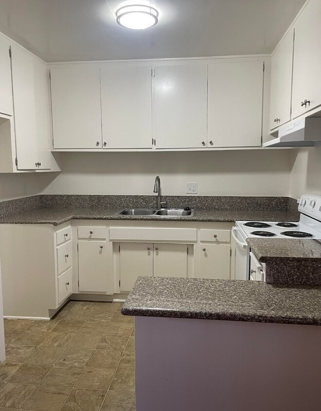 Foto del edificio - Cozy 1 bedroom unit located in Canoga Park with Laundry On-site and Community Pool!