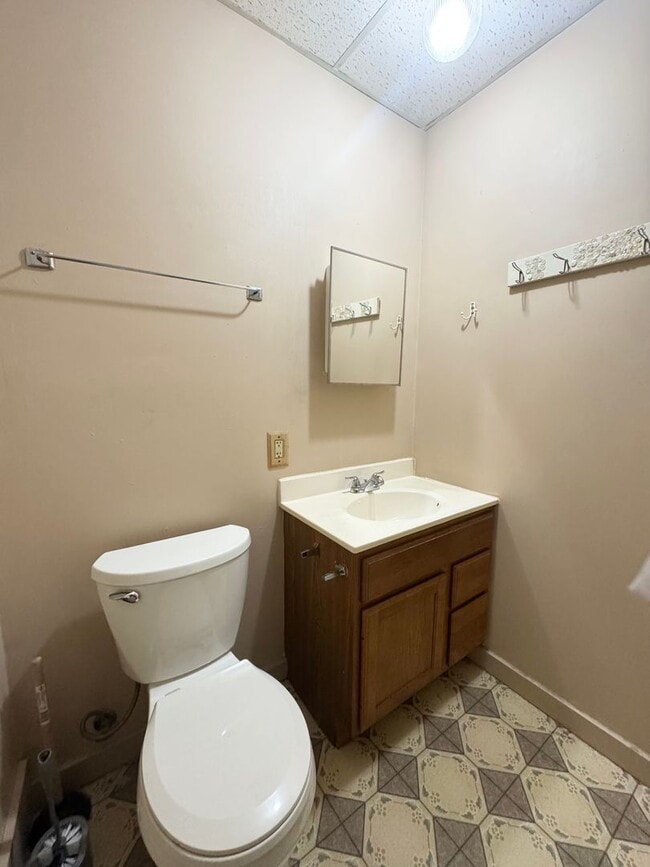 Building Photo - 112 N 38th Ave