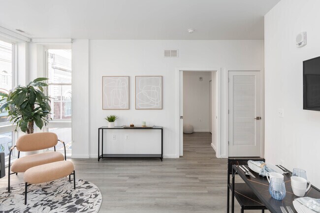 1BR 1BA 680SF - 725 W Pratt St. Apartments