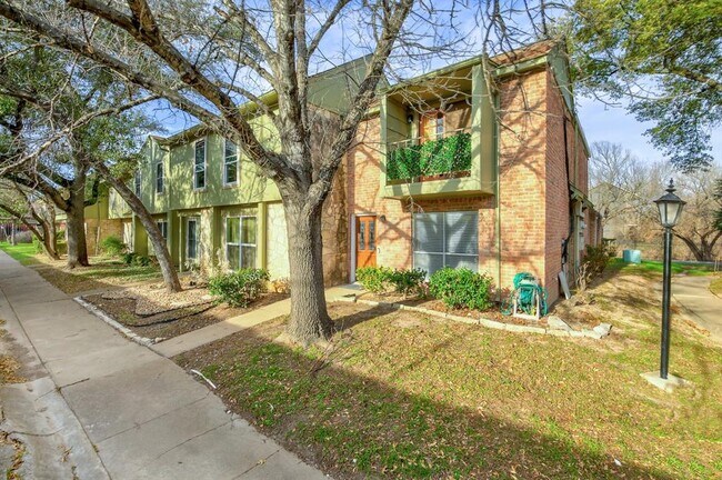 Building Photo - 9009 N Plaza