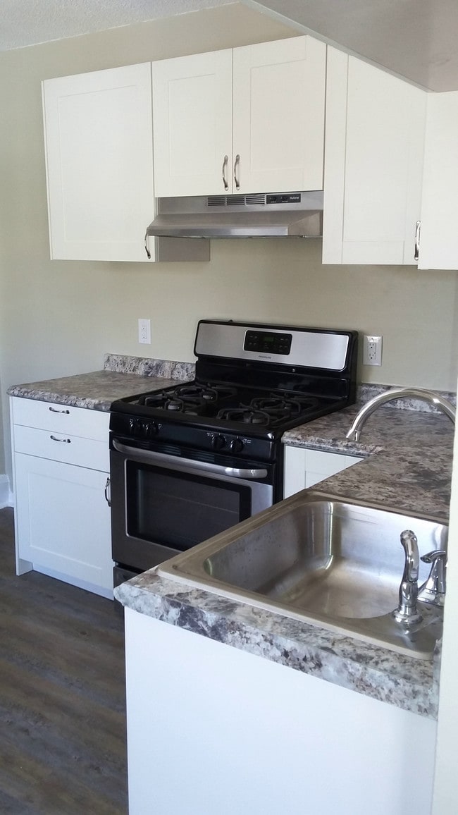 A cook's kitchen! - 1518 Irving Ave N