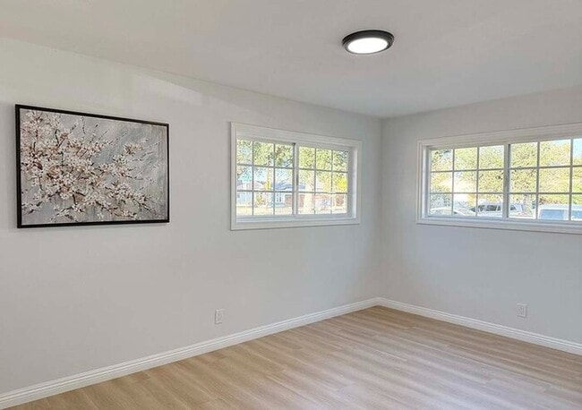 Foto del edificio - Beautiful 3–4 Bedroom Santa Ana Home with Large Kitchen